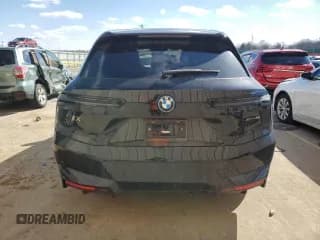 ✅ 2023 BMW iX xDrive50 • VIN: WB523CF04PCL57730 • Lot: 44370183. Wystawiony na Copart z przebiegiem 5 038 mil. Bezpłatny archiwum sprzedaży aukcyjnych z USA i szczegółowy raport historii pojazdu na DreamBid. Zdjęcie 6.