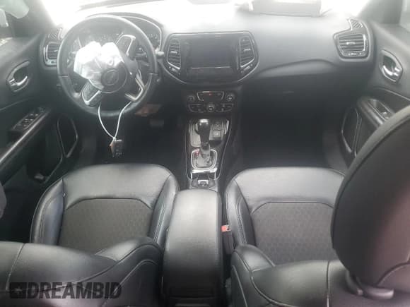 ✅ 2019 Jeep Compass Altitude • VIN: 3C4NJDBB7KT761154 • Lot: 67328285. Wystawiony na Copart z przebiegiem 74 824 mil. Bezpłatny archiwum sprzedaży aukcyjnych z USA i szczegółowy raport historii pojazdu na DreamBid. Zdjęcie 8.