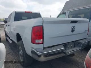 ✅ 2018 Ram 2500 Tradesman • VIN: 3C6UR5HL6JG261012 • Lot: 43283470. Wystawiony na IAAI z przebiegiem 141 981 mil. Bezpłatny archiwum sprzedaży aukcyjnych z USA i szczegółowy raport historii pojazdu na DreamBid. Zdjęcie 3.