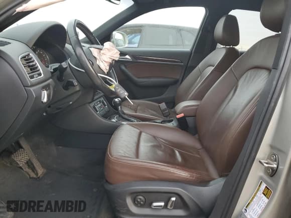 ✅ 2016 Audi Q3 Premium Plus • VIN: WA1EFCFS8GR013979 • Lot: 91009405. Wystawiony na Copart z przebiegiem 55 806 mil. Bezpłatny archiwum sprzedaży aukcyjnych z USA i szczegółowy raport historii pojazdu na DreamBid. Zdjęcie 7.