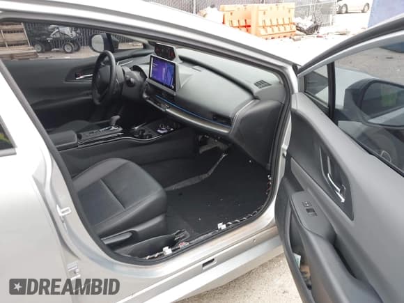 ✅ 2024 Toyota Prius LE • VIN: JTDACAAU0R3020473 • Lot: 42170556. Wystawiony na IAAI z przebiegiem 26 190 mil. Bezpłatny archiwum sprzedaży aukcyjnych z USA i szczegółowy raport historii pojazdu na DreamBid. Zdjęcie 5.