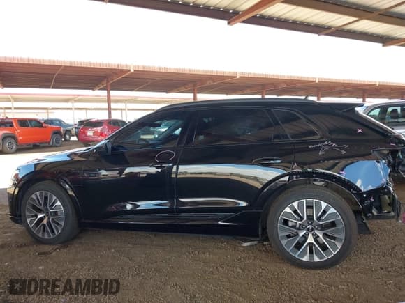 ✅ 2024 Audi Q8 e-tron Prestige • VIN: WA16ABGE3RB005015 • Lot: 42384319. Wystawiony na IAAI z przebiegiem 23 897 mil. Bezpłatny archiwum sprzedaży aukcyjnych z USA i szczegółowy raport historii pojazdu na DreamBid. Zdjęcie 15.