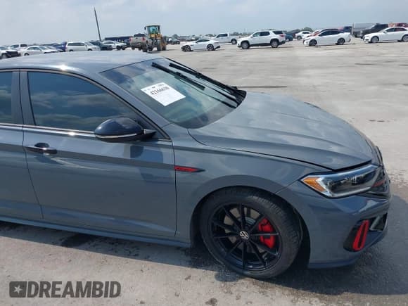 ✅ 2024 Volkswagen Jetta 40th Anniversary Edition • VIN: 3VW9T7BUXRM021579 • Lot: 42166630. Wystawiony na IAAI z przebiegiem 24 690 mil. Bezpłatny archiwum sprzedaży aukcyjnych z USA i szczegółowy raport historii pojazdu na DreamBid. Zdjęcie 19.