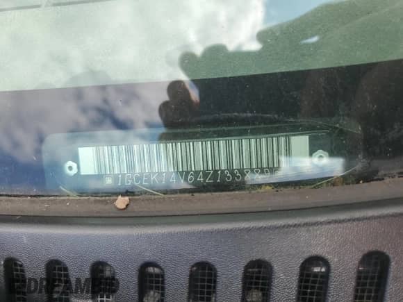 2004 Chevrolet Silverado 1500 Work Truck z VIN 1GCEK14V64Z133889, wystawiony jako Copart lot #67903994 z przebiegiem 118 023 mil mil oraz Czysty tytuł • Clean title. Historia ofert i sprzedaży dostępna na DreamBid. Obrazek 12.