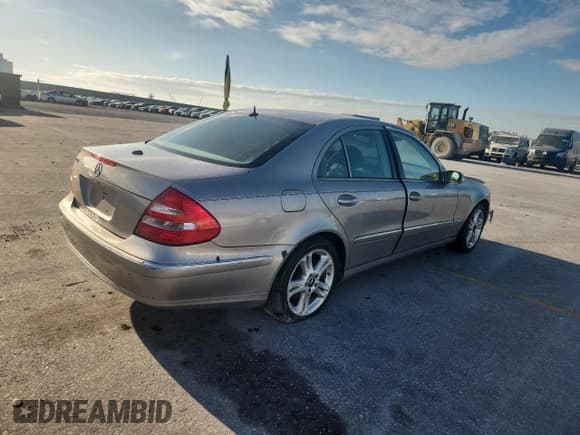✅ 2005 Mercedes-Benz E 500 • VIN: WDBUF70J35A691235 • Lot: 93189855. Wystawiony na Copart z przebiegiem 164 055 mil. Bezpłatny archiwum sprzedaży aukcyjnych z USA i szczegółowy raport historii pojazdu na DreamBid. Zdjęcie 3.