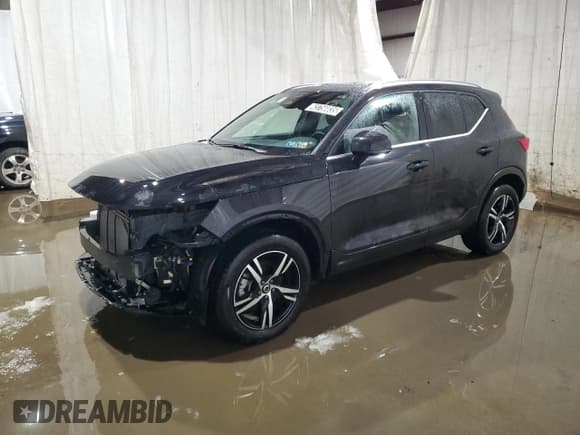 ✅ 2025 Volvo XC40 Core Bright Theme • VIN: YV4L12UJ4S2467838 • Лот: 43756035. Опубликован ранее на Copart с пробегом 8 311 миль. Бесплатный доступ к архиву аукционных продаж из США и подробный отчёт об истории автомобиля на DreamBid. Изображение 1.