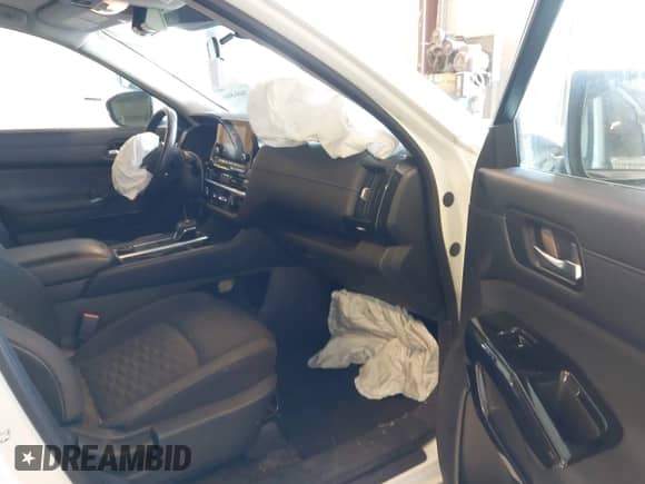 2022 Nissan Pathfinder SV z VIN 5N1DR3BD7NC234940, wystawiony jako IAAI lot #42806846 z przebiegiem 119 082 mil mil oraz . Historia ofert i sprzedaży dostępna na DreamBid. Obrazek 5.