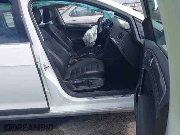 ✅ 2019 Volkswagen Golf S • VIN: 3VWH17AUXKM517653 • Lot: 43159650. Wystawiony na IAAI z przebiegiem 80 980 mil. Bezpłatny archiwum sprzedaży aukcyjnych z USA i szczegółowy raport historii pojazdu na DreamBid. Zdjęcie 5.