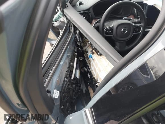 ✅ 2023 Volvo S60 • VIN: 7JRL12FA3PG255590 • Lot: 41528761. Wystawiony na IAAI z przebiegiem 44 289 mil. Bezpłatny archiwum sprzedaży aukcyjnych z USA i szczegółowy raport historii pojazdu na DreamBid. Zdjęcie 18.