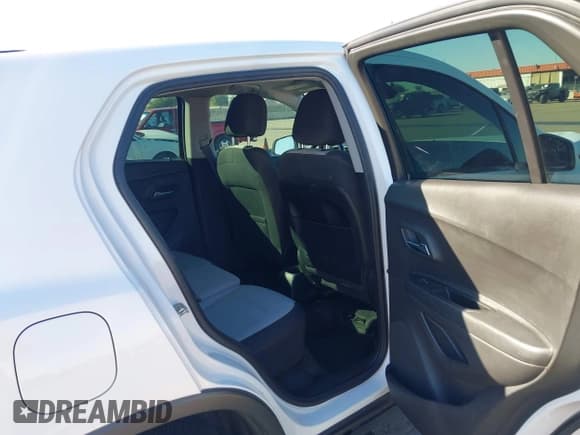 ✅ 2020 Chevrolet Trax LS • VIN: 3GNCJKSBXLL183393 • Lot: 43628511. Wystawiony na IAAI z przebiegiem 133 535 mil. Bezpłatny archiwum sprzedaży aukcyjnych z USA i szczegółowy raport historii pojazdu na DreamBid. Zdjęcie 8.