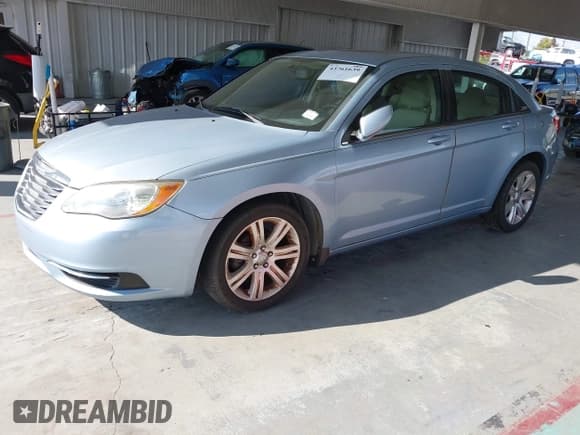 ✅ 2012 Chrysler 200 Touring • VIN: 1C3CCBBG5CN230462 • Лот: 43761639. Опубликован ранее на IAAI с пробегом 107 177 миль. Бесплатный доступ к архиву аукционных продаж из США и подробный отчёт об истории автомобиля на DreamBid. Изображение 2.