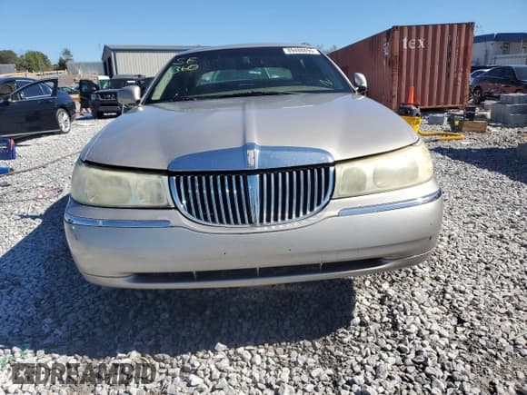 ✅ 2002 Lincoln Town Car Signature • VIN: 1LNHM82W52Y668089 • Lot: 89488895. Listed on Copart with 275,627 mi. Free auction sales archive from the USA and detailed vehicle history report at DreamBid. Image 5.