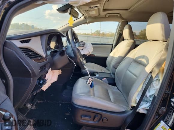 ✅ 2019 Toyota Sienna Limited • VIN: 5TDYZ3DC4KS982968 • Лот: 92848575. Опубликован ранее на Copart с пробегом 203 938 миль. Бесплатный доступ к архиву аукционных продаж из США и подробный отчёт об истории автомобиля на DreamBid. Изображение 7.