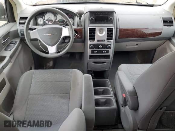 ✅ 2010 Chrysler Town & Country LX • VIN: 2A4RR2D16AR428913 • Lot: 54380445. Wystawiony na Copart z przebiegiem 85 378 mil. Bezpłatny archiwum sprzedaży aukcyjnych z USA i szczegółowy raport historii pojazdu na DreamBid. Zdjęcie 8.