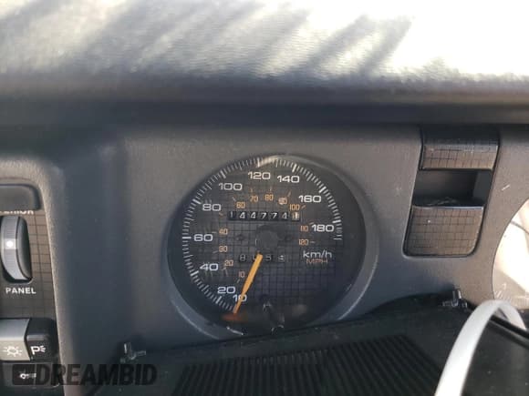 ✅ 1988 Pontiac Firebird • VIN: 1G2FS21S4JL245615 • Lot: 73486314. Wystawiony na Copart z przebiegiem 144 774 mil. Bezpłatny archiwum sprzedaży aukcyjnych z USA i szczegółowy raport historii pojazdu na DreamBid. Zdjęcie 9.