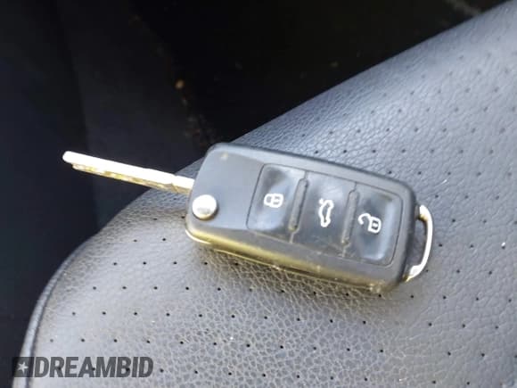 ✅ 2014 Volkswagen Passat S • VIN: 1VWAS7A35EC029660 • Lot: 43647082. Wystawiony na IAAI z przebiegiem 123 756 mil. Bezpłatny archiwum sprzedaży aukcyjnych z USA i szczegółowy raport historii pojazdu na DreamBid. Zdjęcie 11.