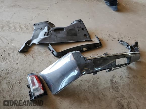 ✅ 2018 GMC Yukon Denali • VIN: 1GKS1CKJ6JR302813 • Lot: 81816415. Wystawiony na Copart z przebiegiem 105 238 mil. Bezpłatny archiwum sprzedaży aukcyjnych z USA i szczegółowy raport historii pojazdu na DreamBid. Zdjęcie 13.