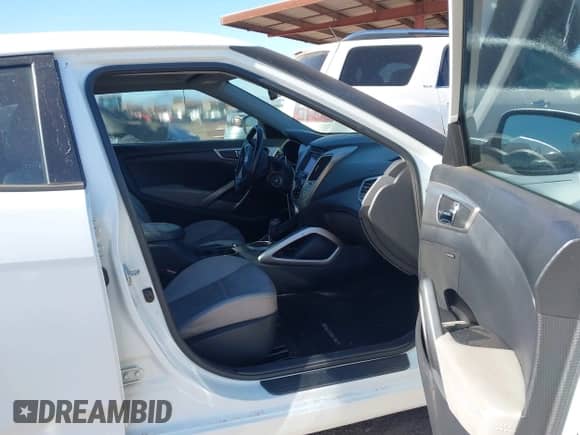 2013 Hyundai Veloster w/Black Int с VIN KMHTC6AD3DU157752, выставлен на аукционе IAAI как лот 43498644 с пробегом 235 559 миль миль и . История ставок и продаж доступна на DreamBid. Изображение 5.