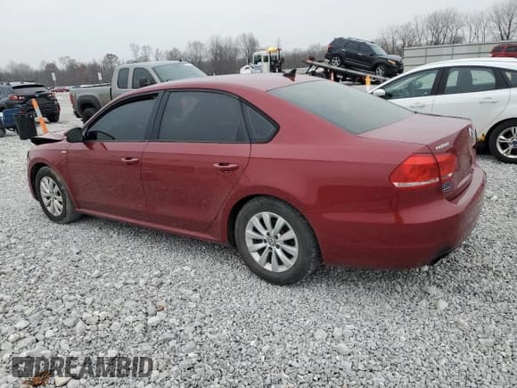 ✅ 2015 Volkswagen Passat S • VIN: 1VWAT7A31FC094746 • Lot: 93095255. Wystawiony na Copart z przebiegiem 189 455 mil. Bezpłatny archiwum sprzedaży aukcyjnych z USA i szczegółowy raport historii pojazdu na DreamBid. Zdjęcie 2.