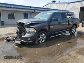 2018 Ram 1500 Tradesman z VIN 1C6RR7FG1JS348722, wystawiony jako Copart lot #66623575 z przebiegiem 55 122 mil mil oraz Szkoda całkowita • Salvage title. Historia ofert i sprzedaży dostępna na DreamBid. Obrazek 1.