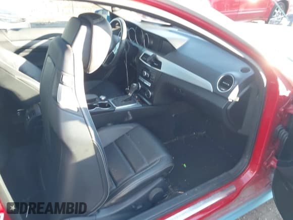 ✅ 2014 Mercedes-Benz C 250 • VIN: WDDGJ4HB8EG211556 • Lot: 40831987. Listed on IAAI with 98,958 mi. Free auction sales archive from the USA and detailed vehicle history report at DreamBid. Image 5.