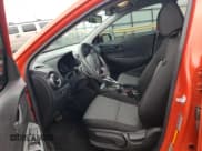 ✅ 2020 Hyundai Kona SEL • VIN: KM8K22AA8LU399884 • Лот: 67415603. Опубликован ранее на Copart с пробегом 31 763 миль. Бесплатный доступ к архиву аукционных продаж из США и подробный отчёт об истории автомобиля на DreamBid. Изображение 7.