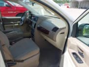 ✅ 2010 Chrysler Town & Country LX • VIN: 2A4RR2D15AR392468 • Lot: 43015328. Wystawiony na IAAI z przebiegiem 165 515 mil. Bezpłatny archiwum sprzedaży aukcyjnych z USA i szczegółowy raport historii pojazdu na DreamBid. Zdjęcie 5.