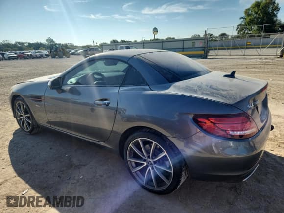 ✅ 2018 Mercedes-Benz SLC 300 • VIN: WDDPK3JA8JF148080 • Lot: 84452395. Wystawiony na Copart z przebiegiem 38 278 mil. Bezpłatny archiwum sprzedaży aukcyjnych z USA i szczegółowy raport historii pojazdu na DreamBid. Zdjęcie 2.