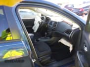 ✅ 2020 Jeep Cherokee Latitude • VIN: 1C4PJLCB4LD556755 • Lot: 43509669. Wystawiony na IAAI z przebiegiem 71 092 mil. Bezpłatny archiwum sprzedaży aukcyjnych z USA i szczegółowy raport historii pojazdu na DreamBid. Zdjęcie 4.