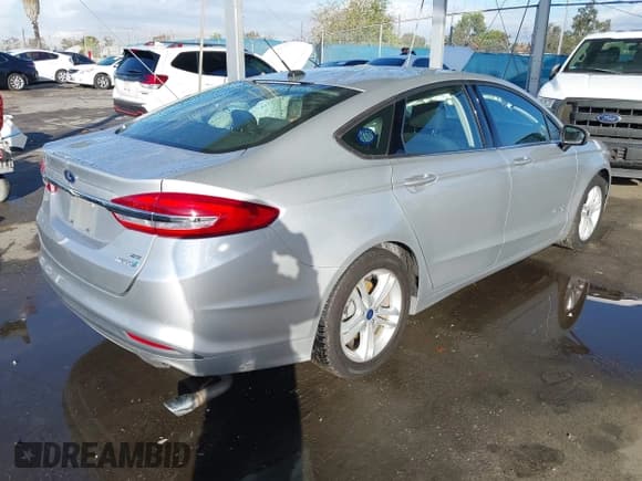 ✅ 2018 Ford Fusion SE • VIN: 3FA6P0LU3JR191716 • Lot: 43733360. Wystawiony na IAAI z przebiegiem 56 575 mil. Bezpłatny archiwum sprzedaży aukcyjnych z USA i szczegółowy raport historii pojazdu na DreamBid. Zdjęcie 4.
