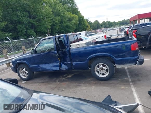 ✅ 2003 GMC Sonoma SLS • VIN: 1GTCS19X838224250 • Lot: 43042025. Wystawiony na IAAI z przebiegiem 164 816 mil. Bezpłatny archiwum sprzedaży aukcyjnych z USA i szczegółowy raport historii pojazdu na DreamBid. Zdjęcie 15.