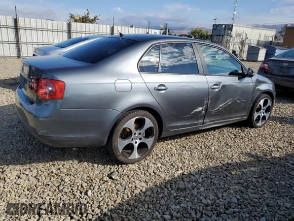 ✅ 2010 Volkswagen Jetta SE • VIN: 3VWRZ7AJ6AM118272 • Lot: 81830615. Wystawiony na Copart z przebiegiem 220 682 mil. Bezpłatny archiwum sprzedaży aukcyjnych z USA i szczegółowy raport historii pojazdu na DreamBid. Zdjęcie 3.