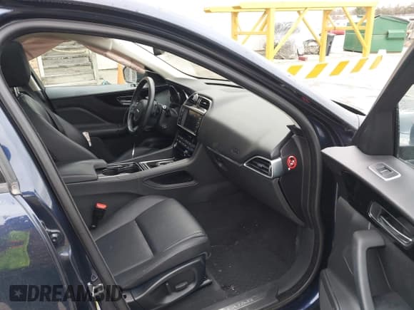 ✅ 2017 Jaguar F-Pace 35t • VIN: SADCS2BV5HA068252 • Lot: 42035878. Wystawiony na IAAI z przebiegiem 74 046 mil. Bezpłatny archiwum sprzedaży aukcyjnych z USA i szczegółowy raport historii pojazdu na DreamBid. Zdjęcie 5.