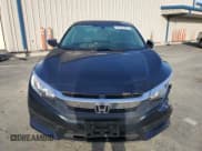 ✅ 2017 Honda Civic LX • VIN: 19XFC2F5XHE219082 • Lot: 92332275. Wystawiony na Copart z przebiegiem 78 440 mil. Bezpłatny archiwum sprzedaży aukcyjnych z USA i szczegółowy raport historii pojazdu na DreamBid. Zdjęcie 5.