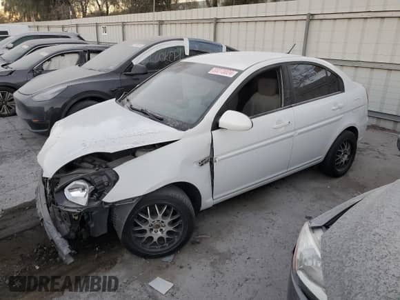 2007 Hyundai Accent GLS z VIN KMHCN46C07U097190, wystawiony jako Copart lot #83273024 z przebiegiem 156 340 mil mil oraz Nie do naprawy • Non repairable. Historia ofert i sprzedaży dostępna na DreamBid. Obrazek 1.