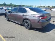 ✅ 2022 Toyota Camry Hybrid SE • VIN: 4T1G31AK4NU589111 • Лот: 42624013. Опубликован ранее на IAAI с пробегом 132 716 миль. Бесплатный доступ к архиву аукционных продаж из США и подробный отчёт об истории автомобиля на DreamBid. Изображение 3.