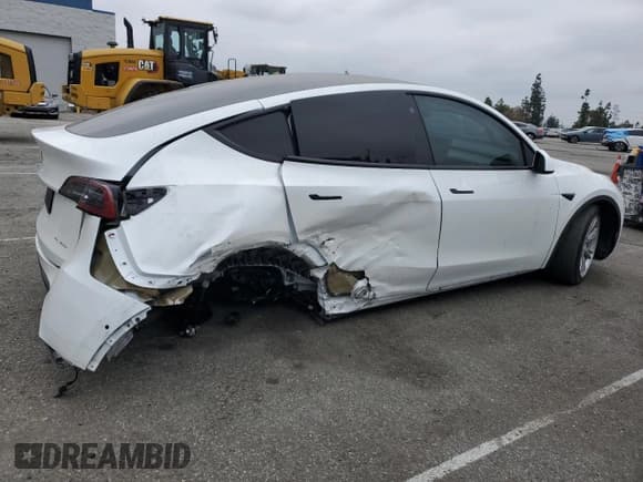 ✅ 2022 Tesla Model Y Long Range • VIN: 7SAYGDEE5NF352075 • Lot: 50799895. Wystawiony na Copart z przebiegiem 11 597 mil. Bezpłatny archiwum sprzedaży aukcyjnych z USA i szczegółowy raport historii pojazdu na DreamBid. Zdjęcie 3.