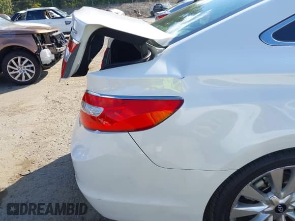 ✅ 2016 Hyundai Azera Limited • VIN: KMHFH4JG8GA529735 • Lot: 43231503. Wystawiony na IAAI z przebiegiem 8 077 mil. Bezpłatny archiwum sprzedaży aukcyjnych z USA i szczegółowy raport historii pojazdu na DreamBid. Zdjęcie 19.