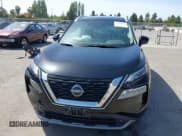 ✅ 2022 Nissan Rogue SL • VIN: 5N1BT3CA4NC695090 • Lot: 42294334. Wystawiony na IAAI z przebiegiem 27 083 mil. Bezpłatny archiwum sprzedaży aukcyjnych z USA i szczegółowy raport historii pojazdu na DreamBid. Zdjęcie 12.