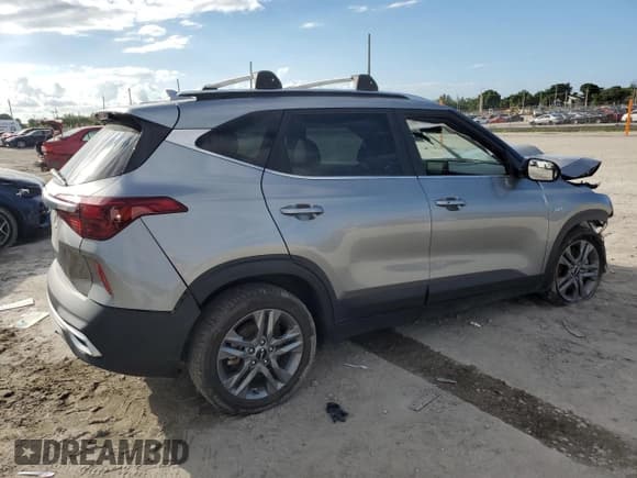 ✅ 2023 Kia Seltos S • VIN: KNDEUCAA9P7450184 • Лот: 80659975. Опубликован ранее на Copart с пробегом 49 443 миль. Бесплатный доступ к архиву аукционных продаж из США и подробный отчёт об истории автомобиля на DreamBid. Изображение 3.