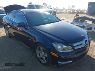 ✅ 2012 Mercedes-Benz C 250 • VIN: WDDGJ4HB4CF799037 • Lot: 43852759. Wystawiony na IAAI z przebiegiem 131 728 mil. Bezpłatny archiwum sprzedaży aukcyjnych z USA i szczegółowy raport historii pojazdu na DreamBid. Zdjęcie 1.