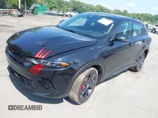 2024 Dodge Hornet GT Plus z VIN ZACNDFAN1R3A13510, wystawiony jako IAAI lot #42434612 z przebiegiem 9 867 mil mil oraz . Historia ofert i sprzedaży dostępna na DreamBid. Obrazek 2.