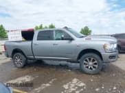 ✅ 2020 Ram 2500 Big Horn • VIN: 3C6UR5DL6LG115041 • Lot: 42653076. Wystawiony na IAAI z przebiegiem 70 404 mil. Bezpłatny archiwum sprzedaży aukcyjnych z USA i szczegółowy raport historii pojazdu na DreamBid. Zdjęcie 13.