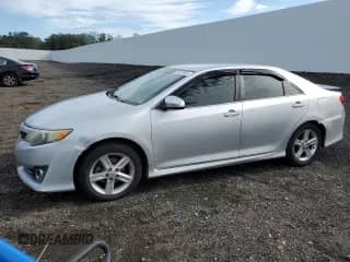 2014 Toyota Camry L z VIN 4T1BF1FK1EU381861, wystawiony jako Copart lot #84050985 z przebiegiem 240 774 mil mil oraz Czysty tytuł • Clean title. Historia ofert i sprzedaży dostępna na DreamBid. Obrazek 1.