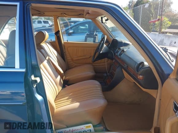 ✅ 1985 Mercedes-Benz 300 • VIN: WDBAB33C5FA226574 • Lot: 43483833. Listed on IAAI with 91,536 mi. Free auction sales archive from the USA and detailed vehicle history report at DreamBid. Image 5.