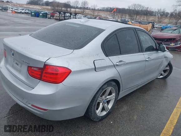 ✅ 2015 BMW 3 Series 320i xDrive • VIN: WBA3C3G57FNS74652 • Lot: 41723695. Wystawiony na IAAI z przebiegiem 146 919 mil. Bezpłatny archiwum sprzedaży aukcyjnych z USA i szczegółowy raport historii pojazdu na DreamBid. Zdjęcie 4.