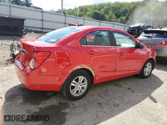 2015 Chevrolet Sonic LT z VIN 1G1JC5SG3F4139150, wystawiony jako Copart lot #67015864 z przebiegiem 39 057 mil mil oraz Szkoda całkowita • Salvage title. Historia ofert i sprzedaży dostępna na DreamBid. Obrazek 3.