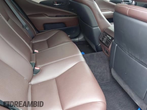 ✅ 2017 Lexus LS 460 • VIN: JTHCL5EF9H5027841 • Lot: 41575889. Listed on IAAI with 36,400 mi. Free auction sales archive from the USA and detailed vehicle history report at DreamBid. Image 8.