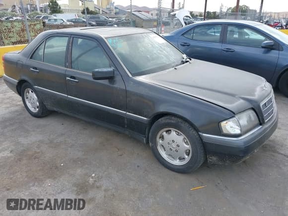 ✅ 1994 Mercedes-Benz C 2.8L • VIN: WDBHA28E8RF026270 • Lot: 43257376. Wystawiony na IAAI z przebiegiem Nie podano. Bezpłatny archiwum sprzedaży aukcyjnych z USA i szczegółowy raport historii pojazdu na DreamBid. Zdjęcie 1.