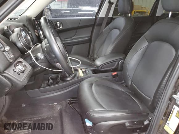 ✅ 2019 MINI Countryman Cooper • VIN: WMZYS7C54K3J05106 • Лот: 63800985. Опубликован ранее на Copart с пробегом 59 779 миль. Бесплатный доступ к архиву аукционных продаж из США и подробный отчёт об истории автомобиля на DreamBid. Изображение 7.